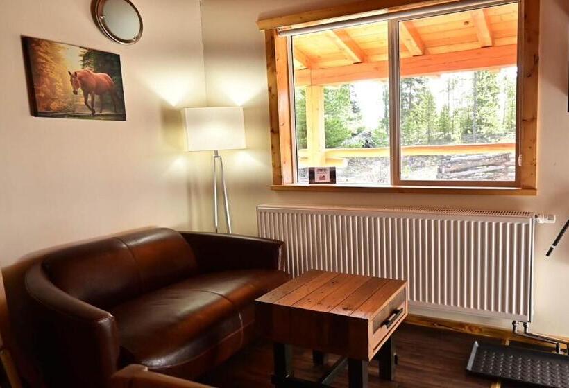 דירת חדר, Red Cariboo Apartments