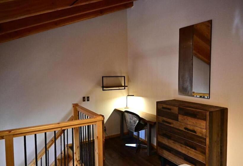 דירת חדר, Red Cariboo Apartments