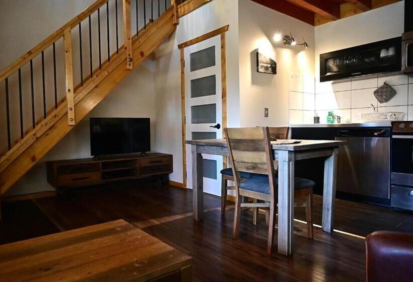 דירת חדר, Red Cariboo Apartments