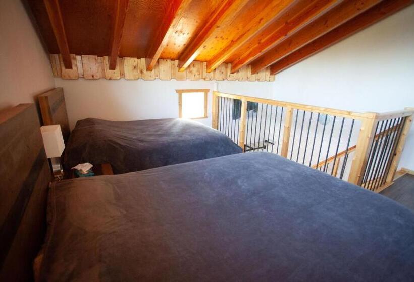 דירת חדר, Red Cariboo Apartments