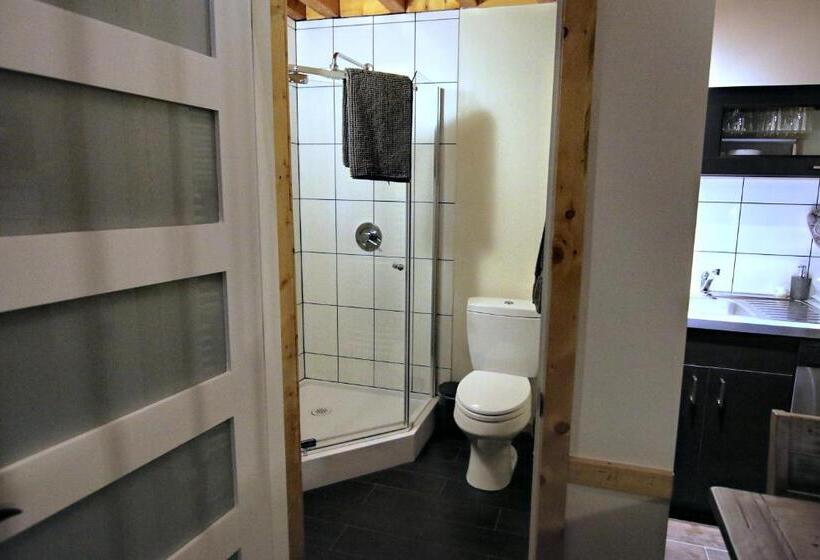 1 Bedroom Apartment Lake View, Red Cariboo Apartments