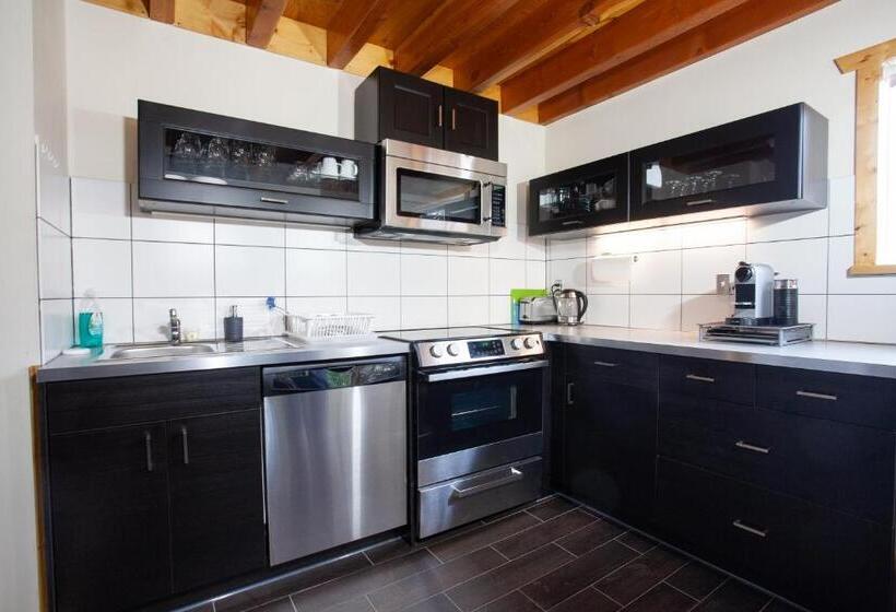 1 Bedroom Apartment Lake View, Red Cariboo Apartments