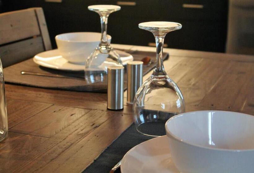 דירת חדר נוף לגינה, Red Cariboo Apartments