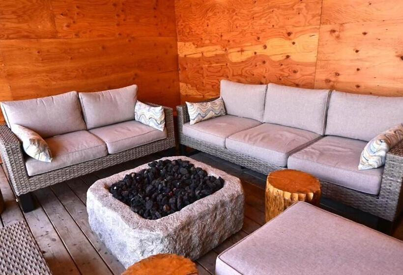 דירת חדר נוף לגינה, Red Cariboo Apartments