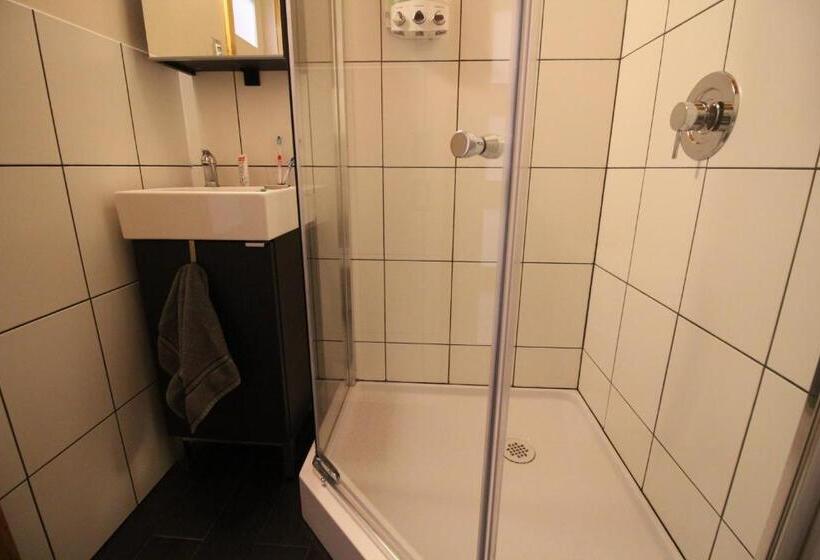 דירת חדר נוף לגינה, Red Cariboo Apartments