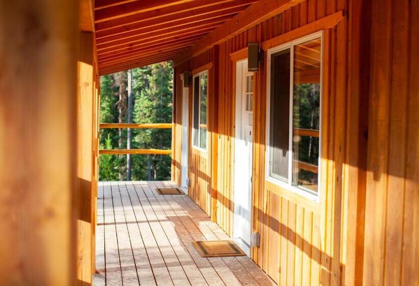 דירת חדר, Red Cariboo Apartments