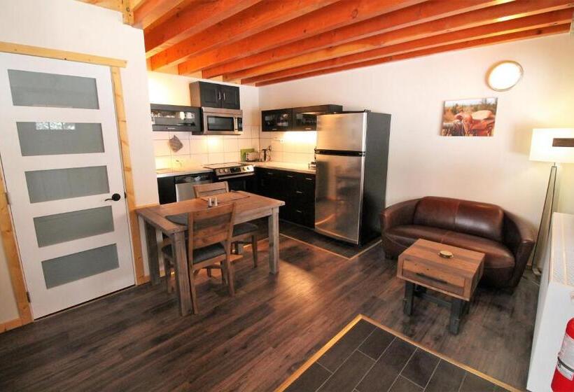 דירת חדר, Red Cariboo Apartments