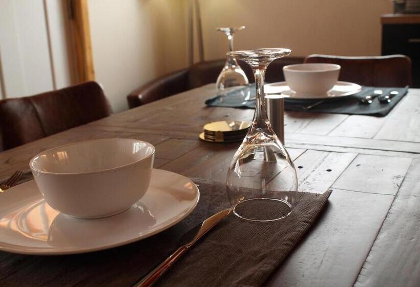 דירת חדר, Red Cariboo Apartments