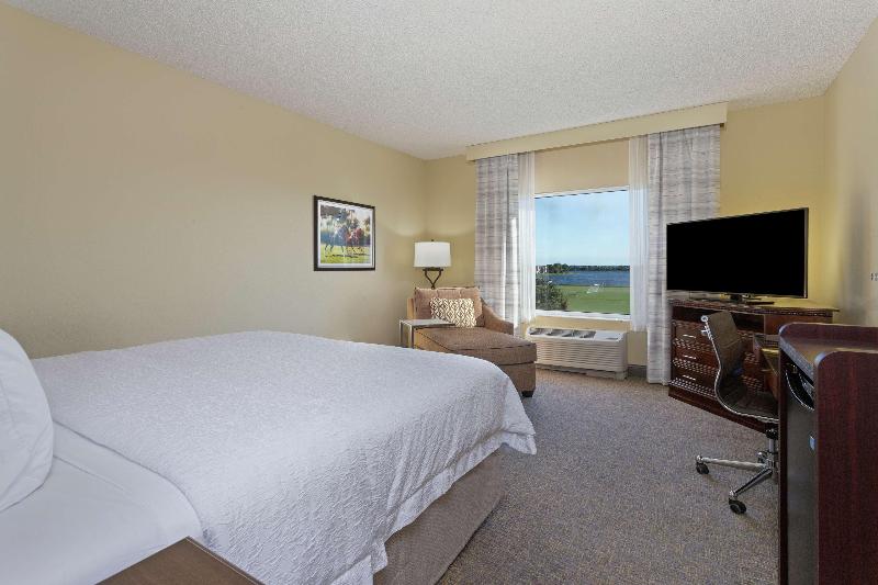 Номер Стандарт Вид на Озеро, Hampton Inn & Suites Wellington