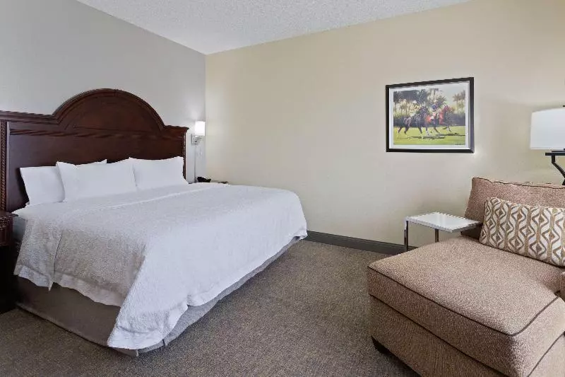 キングサイズベッドのスタンダードルーム, Hampton Inn & Suites Wellington