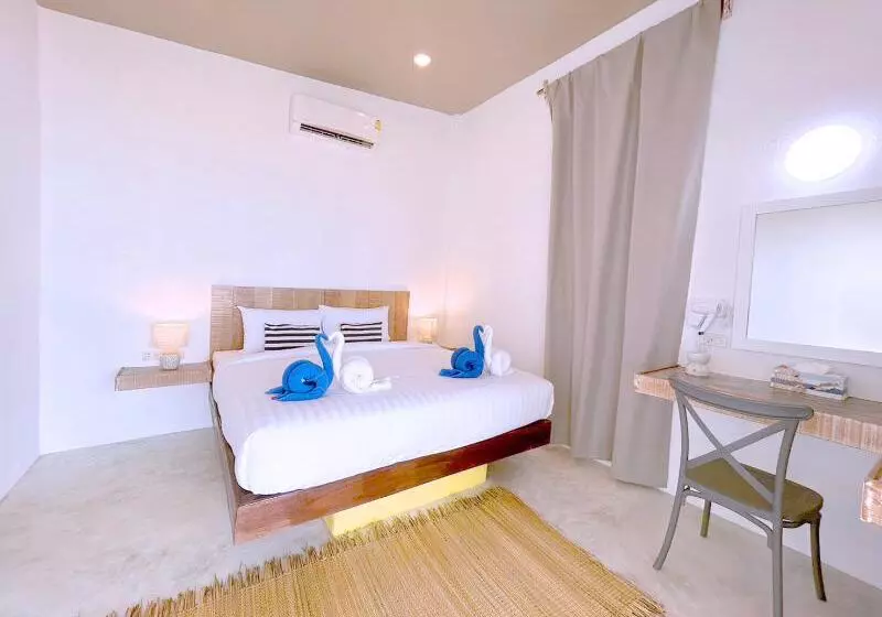 بانگلوی سوپریور, Lime N Soda Beachfront Resort