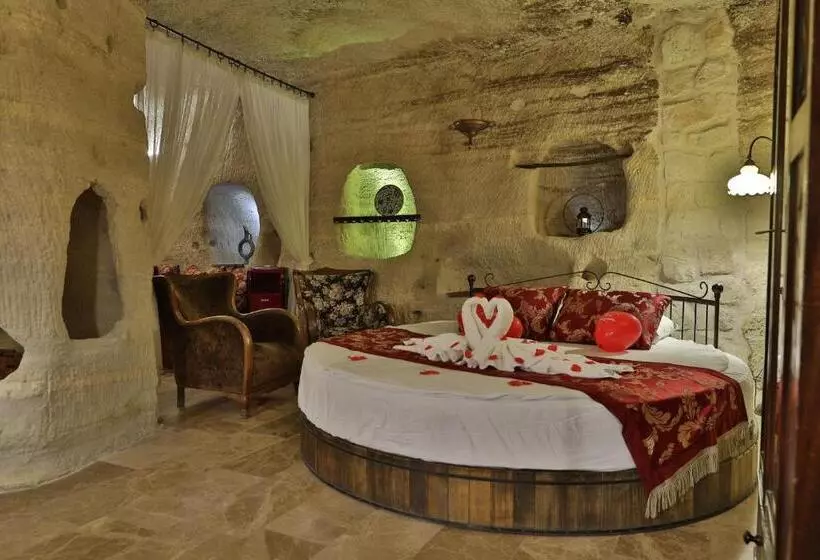 سوئیت با تخت بزرگ, Mithra Cave