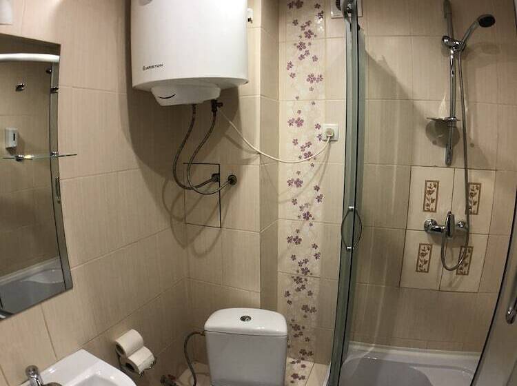 اتاق اکونومی با حمام مشترک, Nivki