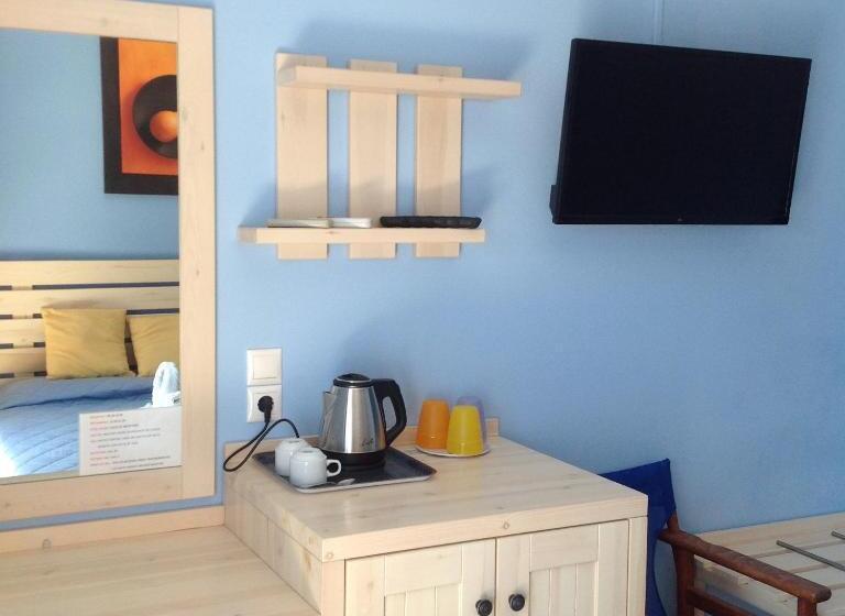 اتاق استاندارد سه نفره, Nostos