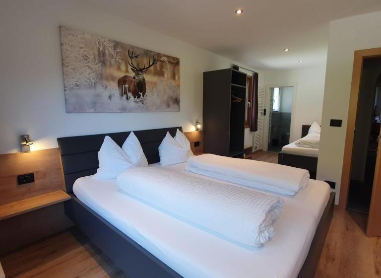 חדר סטנדרט לשלושה עם מרפסת, Haus Herta B&b