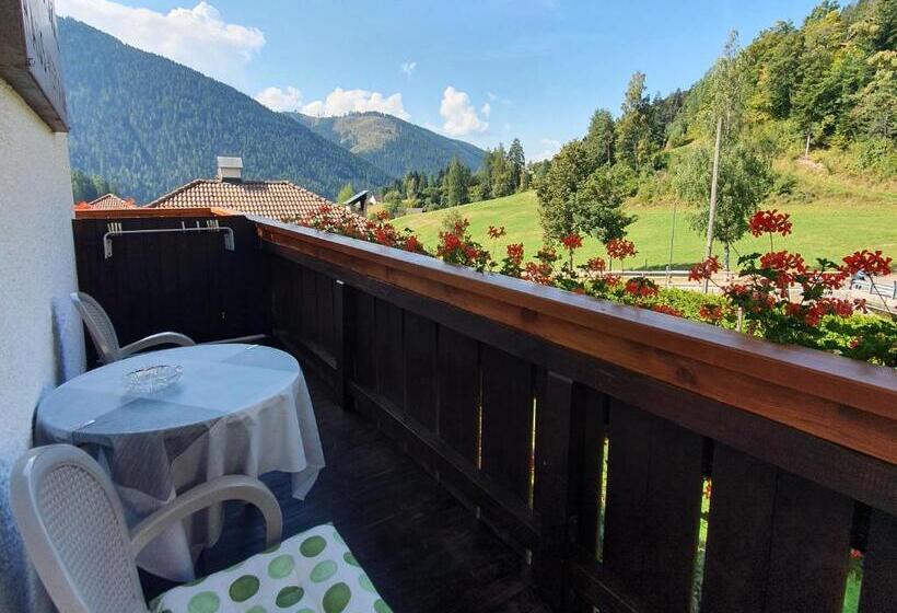 חדר סטנדרט לשלושה עם מרפסת, Haus Herta B&b