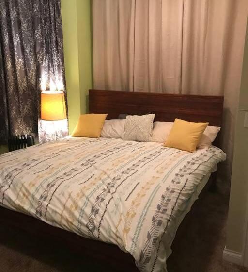 سوئیت با تخت بزرگ, The Greenleaf House