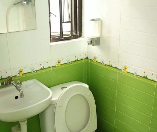 اتاق استاندارد سه نفره, Om Guest House