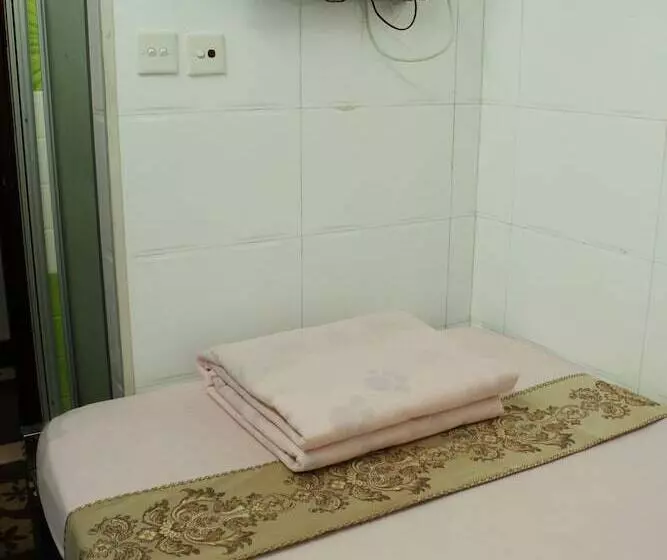 اتاق استاندارد سه نفره, Om Guest House