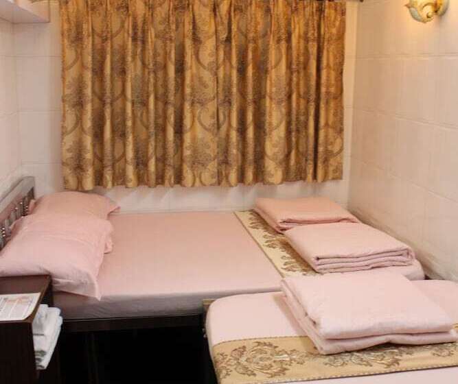 اتاق استاندارد سه نفره, Om Guest House