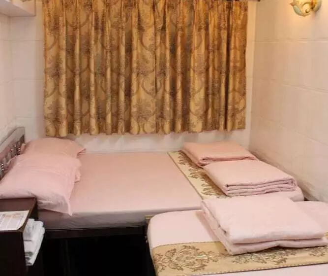 اتاق استاندارد سه نفره, Om Guest House