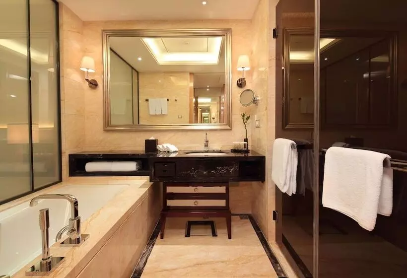 Executive-huone, Hilton Guangzhou Baiyun   Free Shuttle And Phase 1 Registration Service Available For Canton Fair Pe