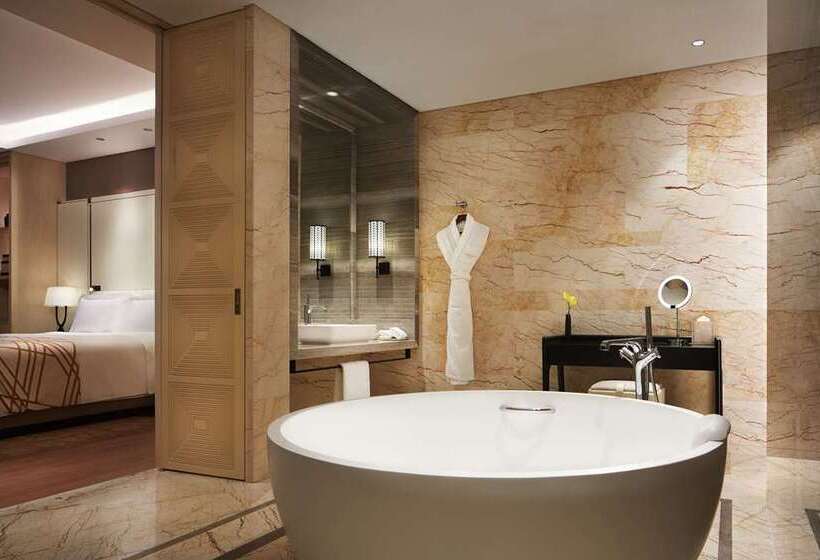 Люкс, Hilton Guangzhou Baiyun   Free Shuttle And Phase 1 Registration Service Available For Canton Fair Pe