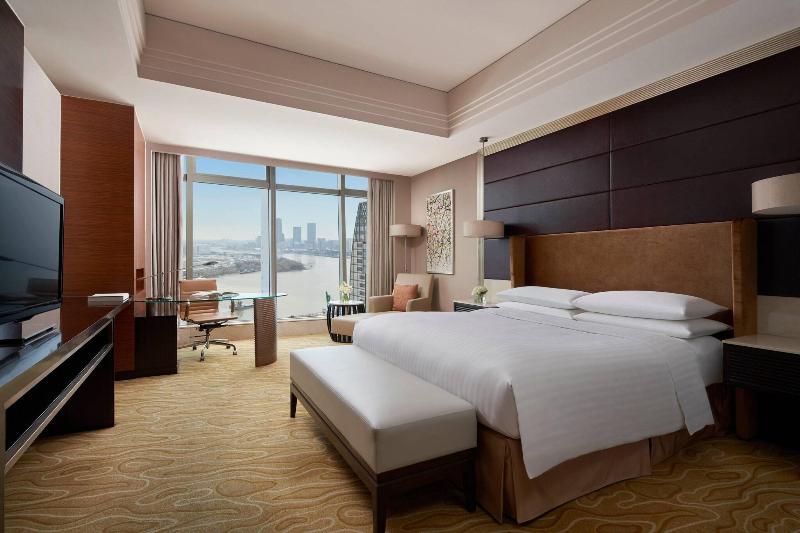 Deluxe room with river view, Shanghai Marriott Riverside