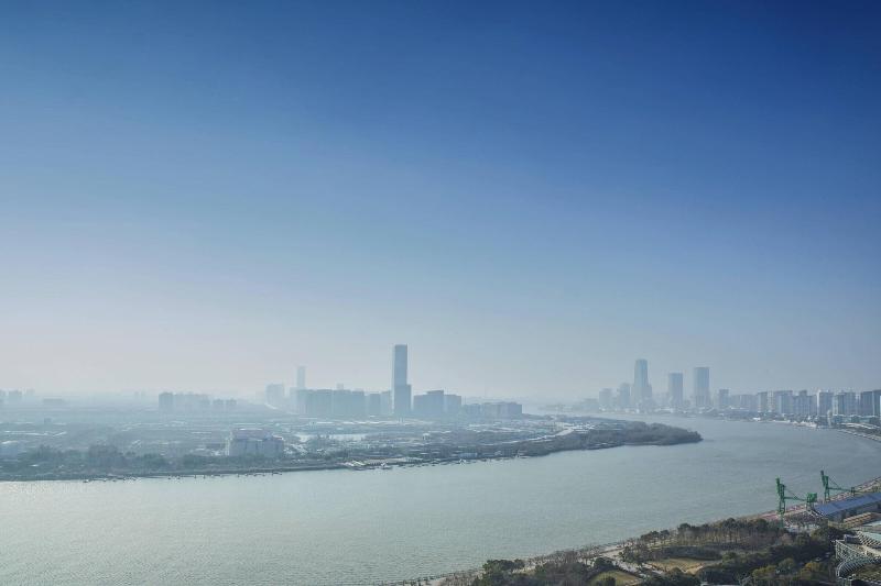 Deluxe room with river view, Shanghai Marriott Riverside