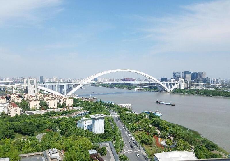 Deluxe room with river view, Shanghai Marriott Riverside