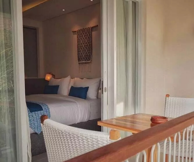 バルコニー付きデラックスルーム, The Beach House Resort