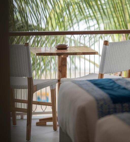 Номер Deluxe с Балконом, The Beach House Resort