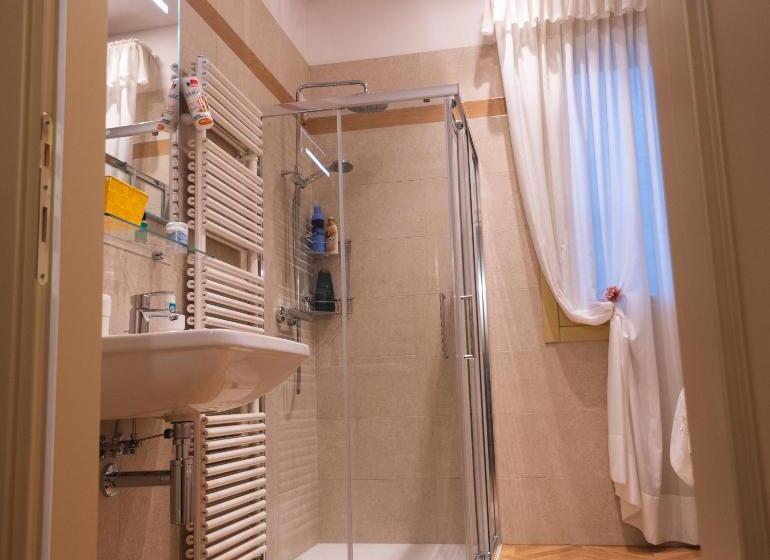 חדר פרמיום לארבעה, Alle Zagare