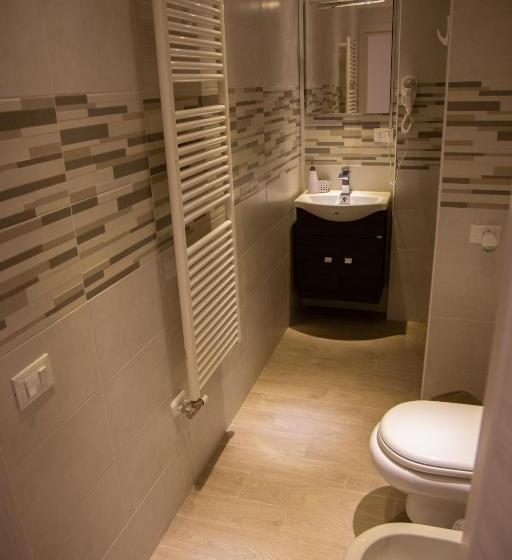 غرفة قياسية ثلاثية, B&b Miramare Suite