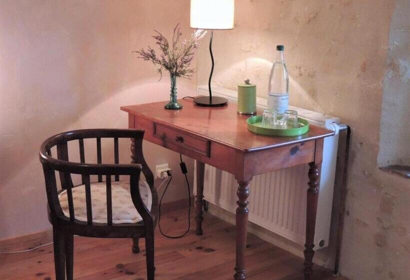 اتاق لوکس, La Maison Des Aubées