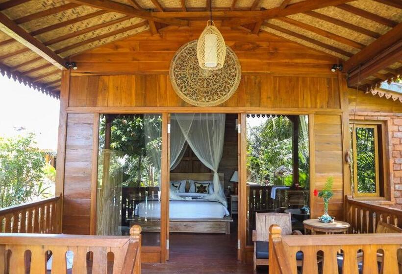带泳池观景的豪华房, Mirah Guest House
