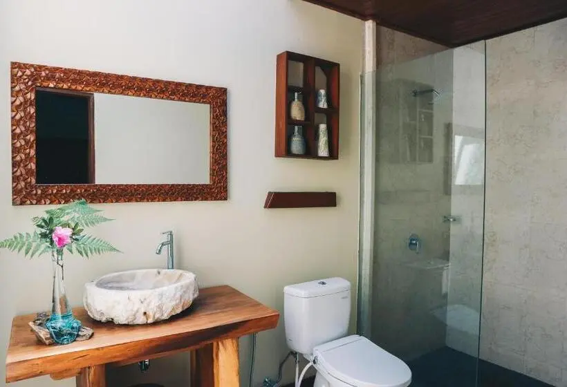 プールの見えるデラックスルーム, Mirah Guest House