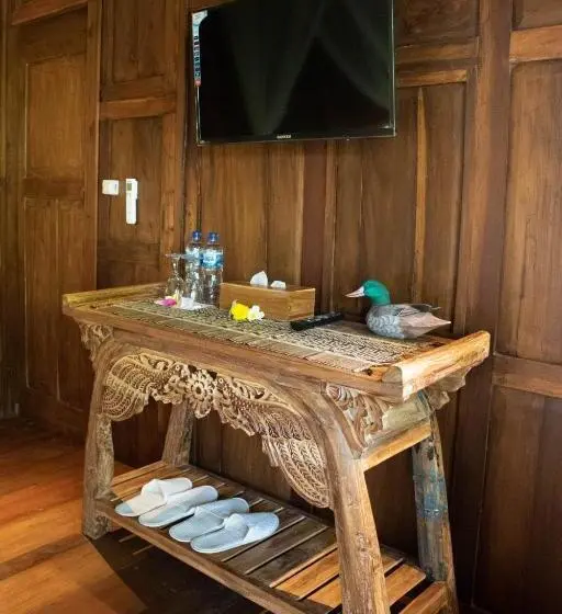 プールの見えるデラックスルーム, Mirah Guest House