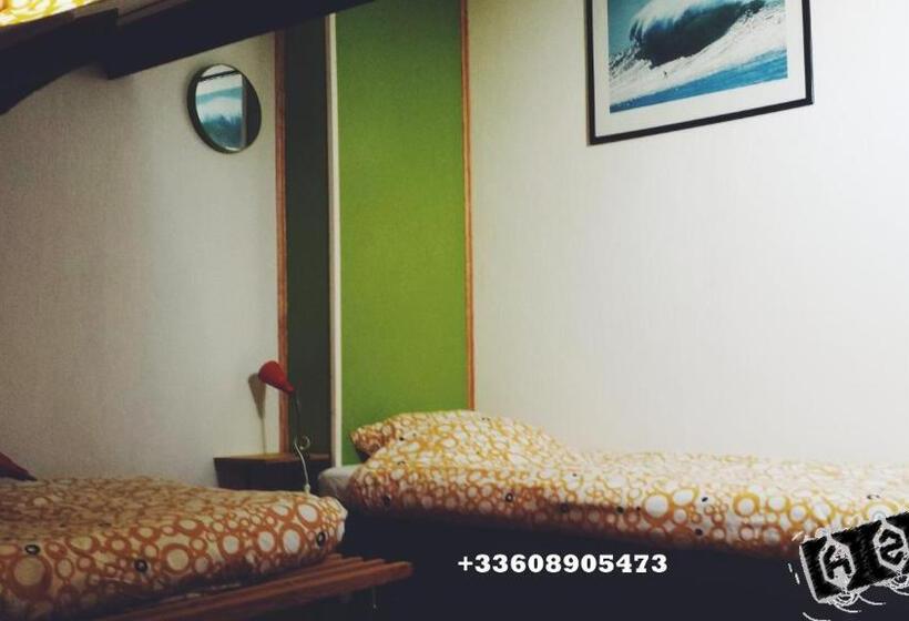 سرير فى غرفة مشتركه, H2oholidays   Auberge De Jeunesse   Youth Hostel