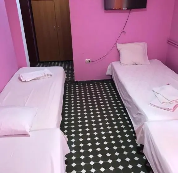 スタンダード4人部屋, Continental