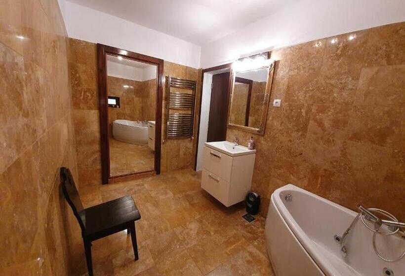 اتاق لوکس, Vila De La Lugas