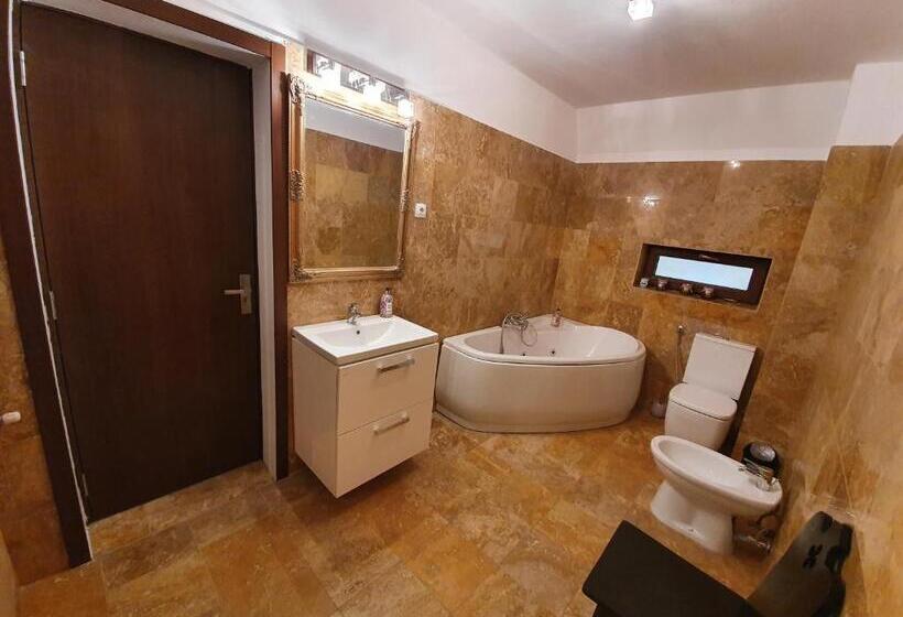 اتاق لوکس, Vila De La Lugas