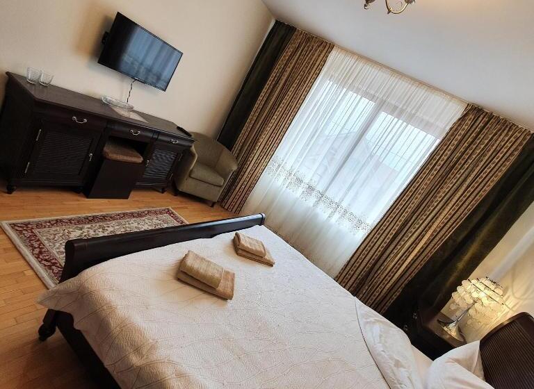 اتاق لوکس, Vila De La Lugas