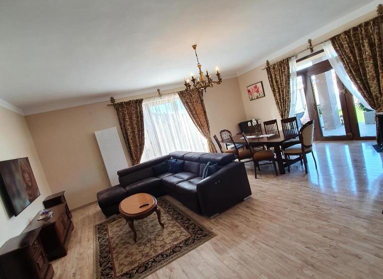 اتاق لوکس, Vila De La Lugas