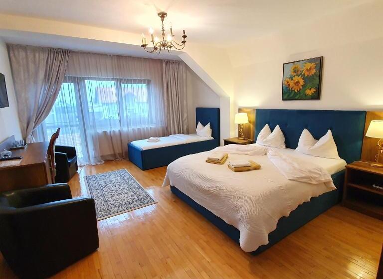 اتاق استاندارد سه تخته با بالکن, Vila De La Lugas