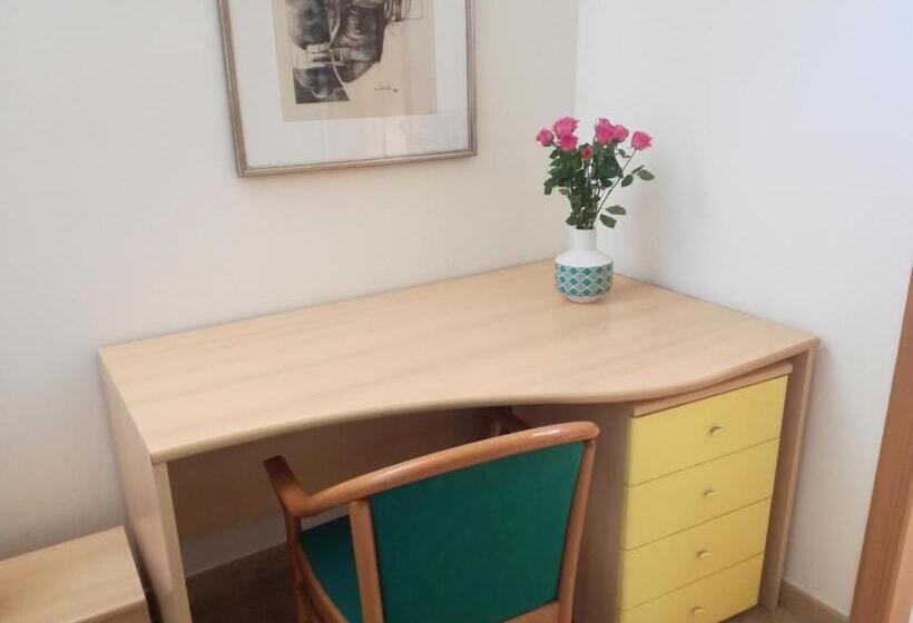 חדר סטנדרט, The Orange Groove