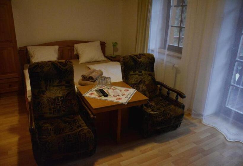 غرفة قياسية ثلاثية, Penzión Dinda