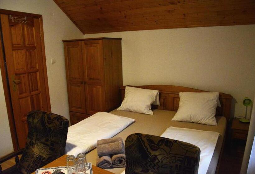 غرفة قياسية ثلاثية, Penzión Dinda