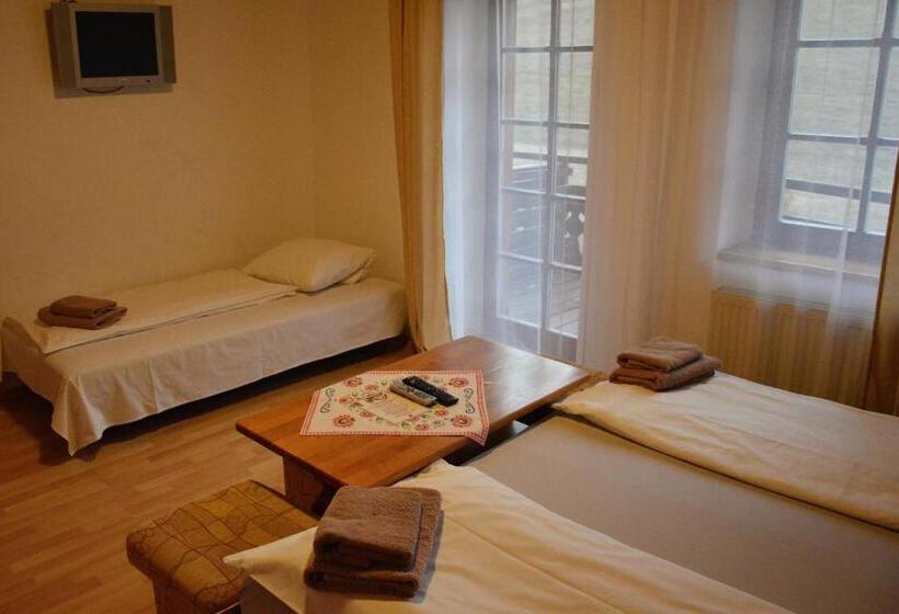 غرفة قياسية ثلاثية, Penzión Dinda