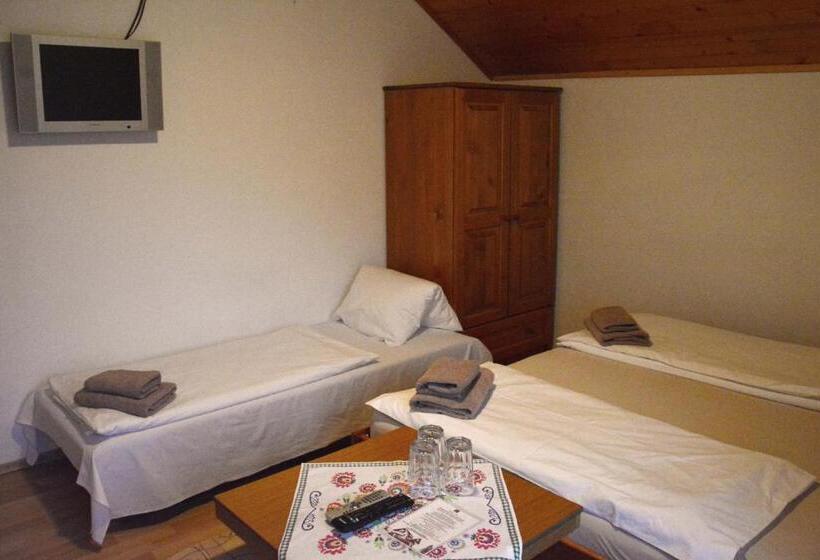 غرفة قياسية ثلاثية, Penzión Dinda